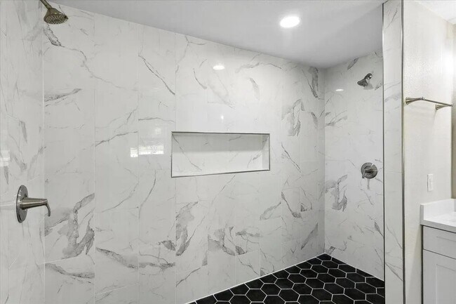 Foto del edificio - 215 Cypress Bend Dr