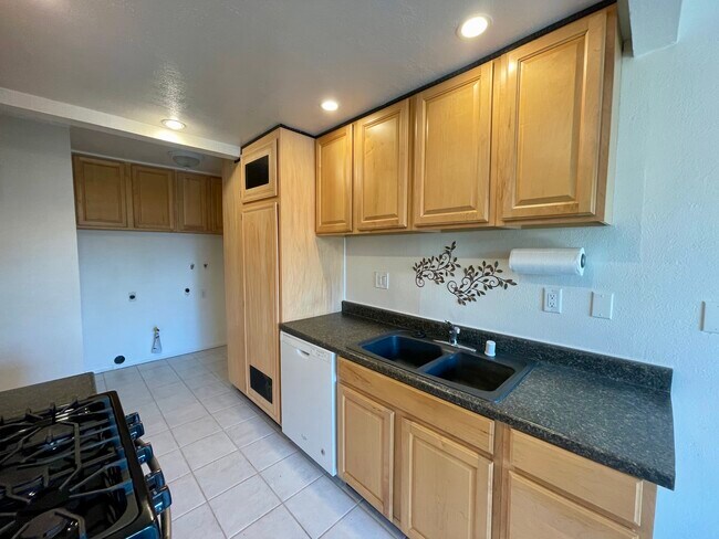 Fregadero de cocina y lavavajillas - 918 S Mountain Ave