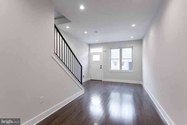 Building Photo - 2722 Latona St