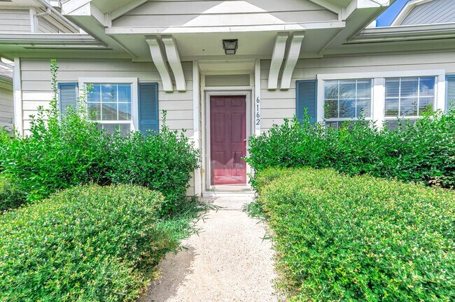 Foto del edificio - 6162 Settlers Lake Cir E