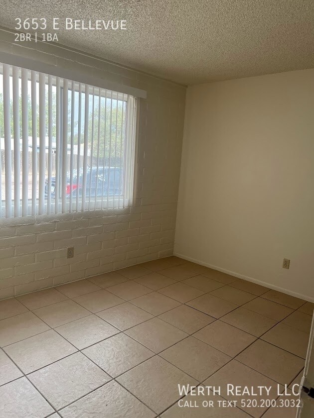 Building Photo - 2 bed/ 1 bath duplex with yard!