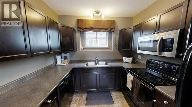 Photo du bâtiment - 11202-1175A 75a Ave