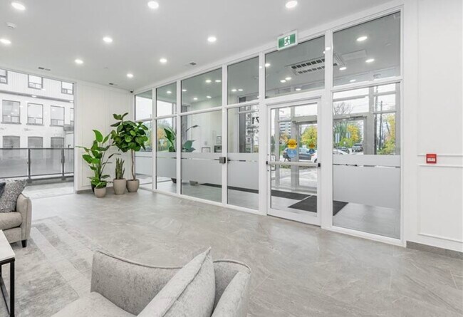 Main indoor entrance - 71 Wyndham St S