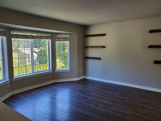 Building Photo - 3 Bedroom Home With Fenced Yard