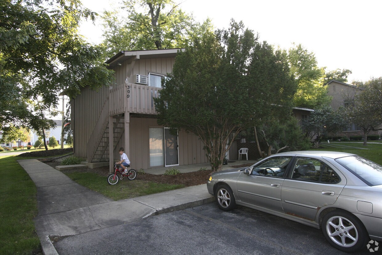 Building Photo - 300-360 N Airlite St