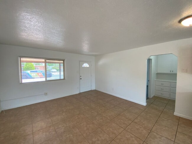 Foto del edificio - 2 Bedroom Single Story Home Available Near...