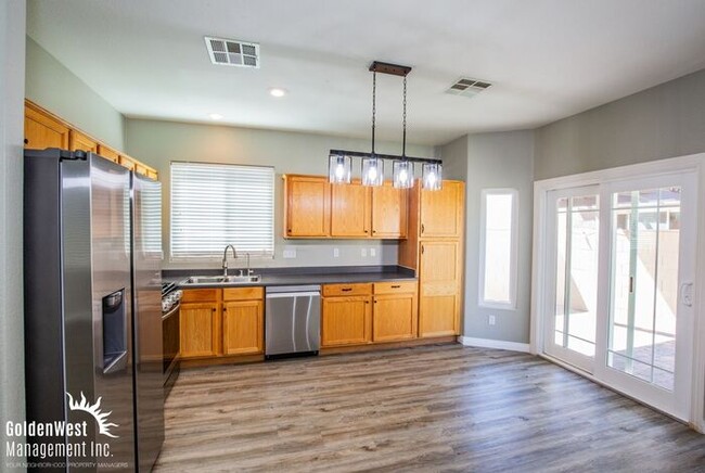 Building Photo - Bright and Modern 3Bdm 2Ba Home with Covered Patio in Centennial!