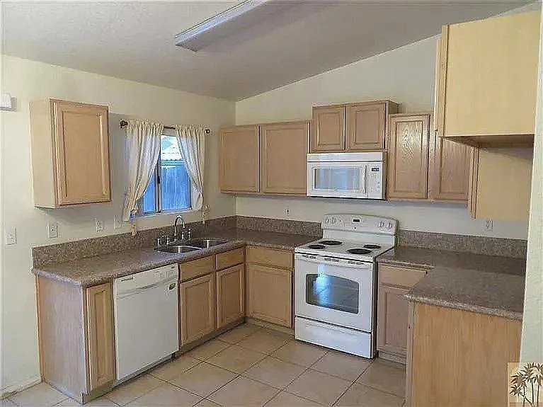Building Photo - 52715 Avenida Bermudas