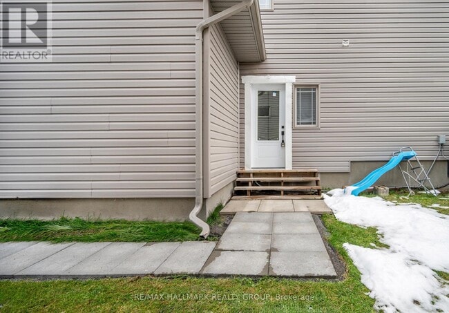 Building Photo - 661 Bruxelles St