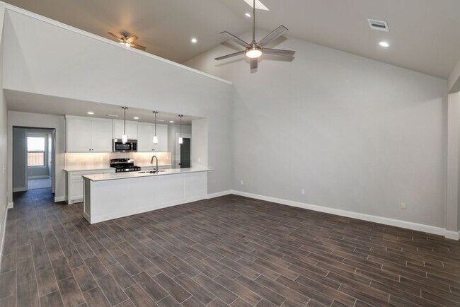 Foto del edificio - 7616 Woodford Ave