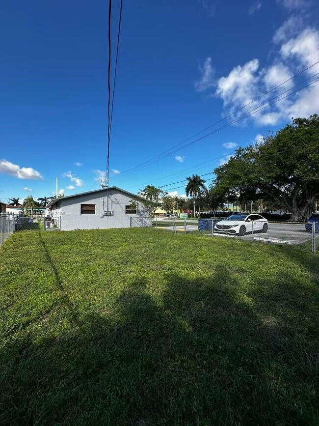 Foto del edificio - 802-804 NW 10th St