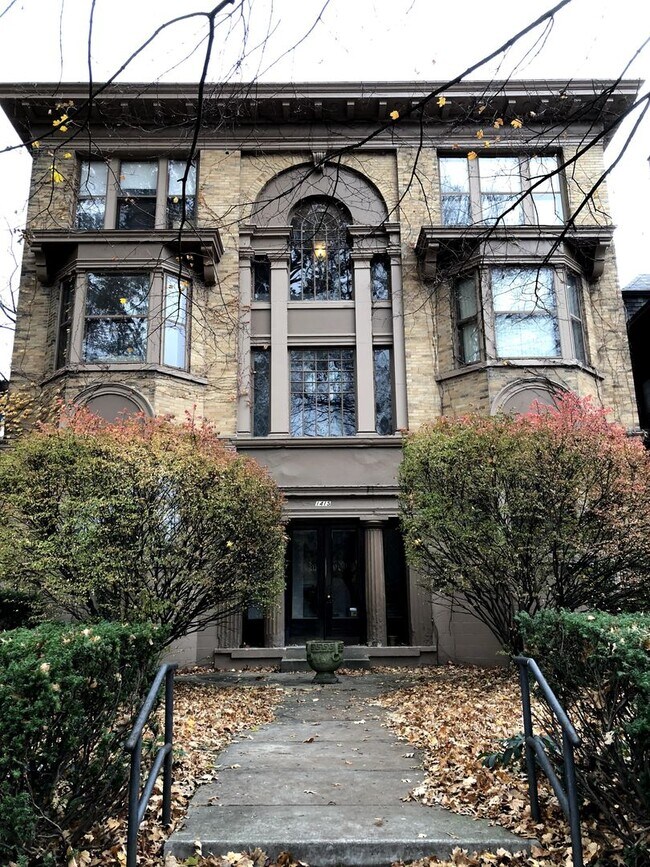 Building Photo - 1415 St James Ct