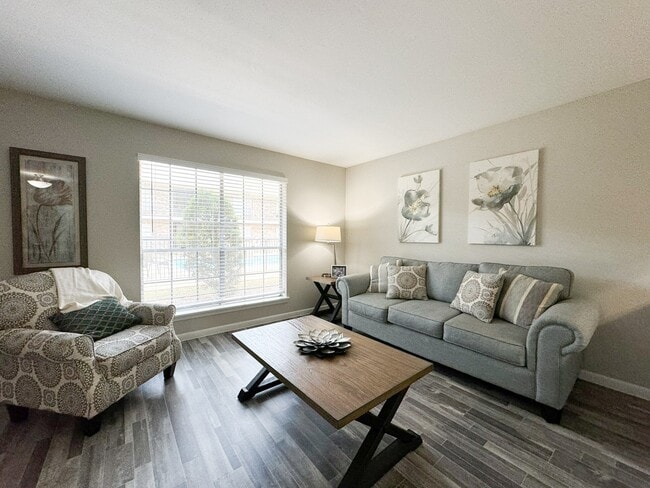 Sala de estar de planta abierta con cómodos asientos. - Memorial City Apartments