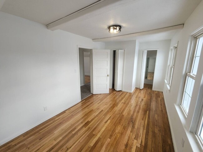 Building Photo - Charming 3-Bedroom Property in Prime Location