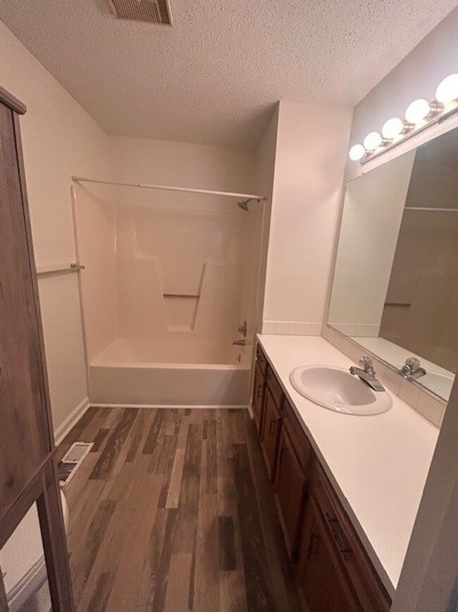 Building Photo - READY TO MOVE IN! 2 Beds 2 Baths!