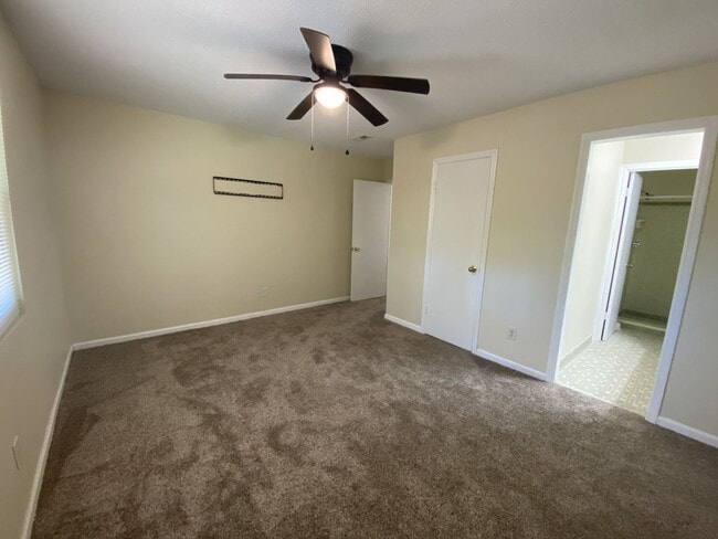 Foto del edificio - 4532 Hillside Dr