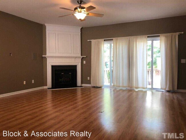 Foto del edificio - 7001 Pinecrest Townes Dr