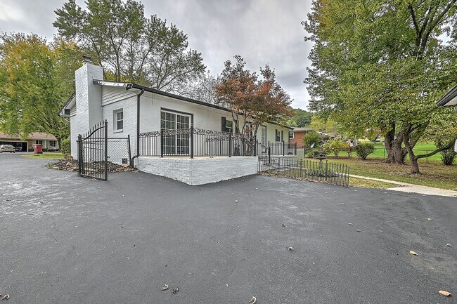 Foto del edificio - 2708 Schumway Dr