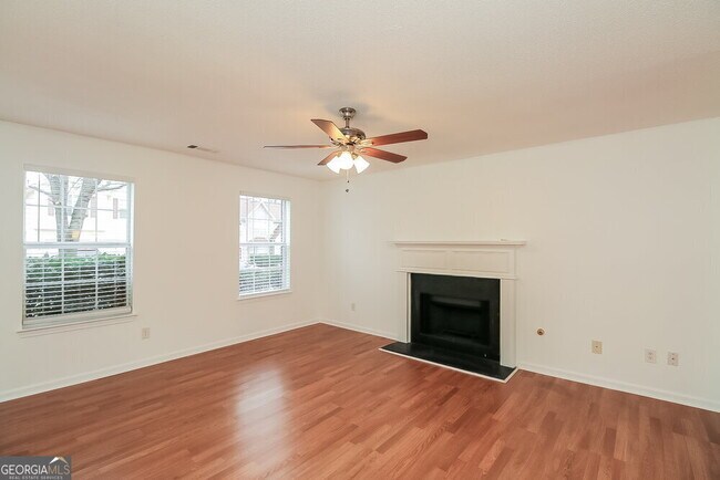 Foto del edificio - 3442 Creekview Dr