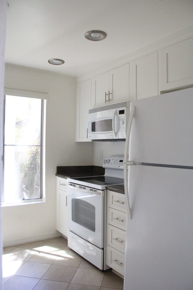 Kitchen - 10206 Summertime Ln