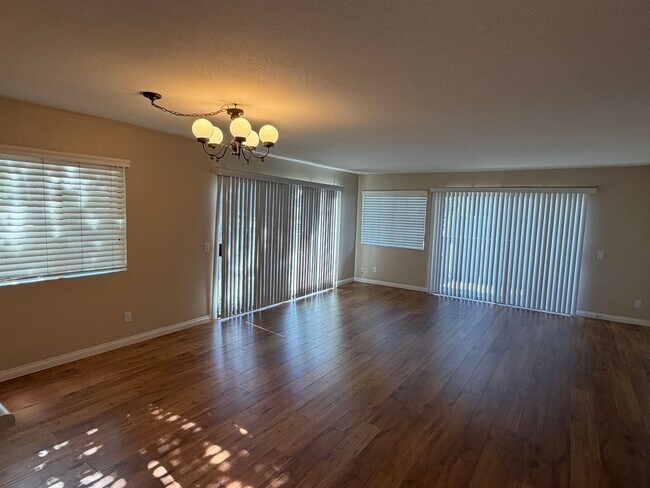 Foto del edificio - Spacious Condominium in Claremont School District! Ready for Immediate Move-in!!