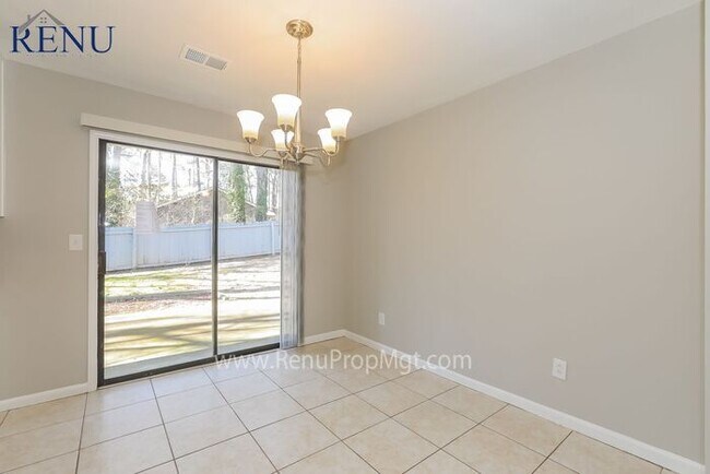 Building Photo - Now Available! 3 bed 2 bath!