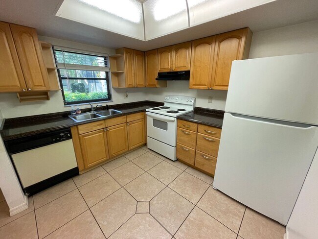 Foto del edificio - ANNUAL RENTAL - 2 BED / 2 BATH IN PINE HAVEN!