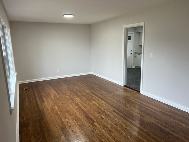 Photo - Newly renovated 3bed 1bath for rent! House