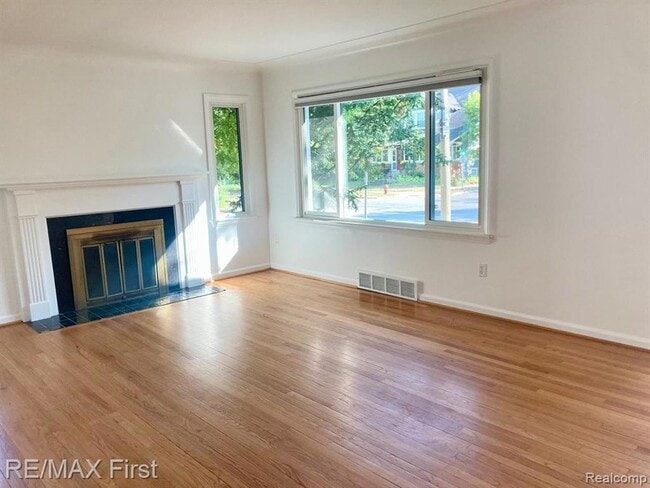Building Photo - 421 E Farnum Ave