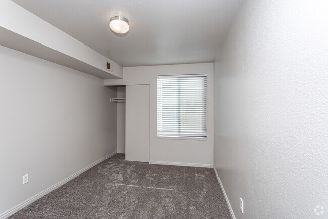 2BR, 1BA - 1,000 SF - The Rainier