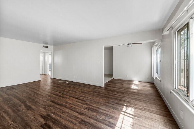 Foto del edificio - 10618 Crenshaw Blvd