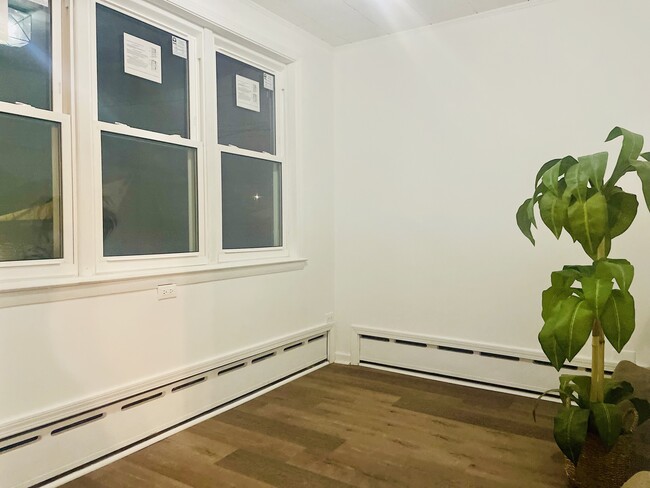 Building Photo - 5133 W Wrightwood Ave