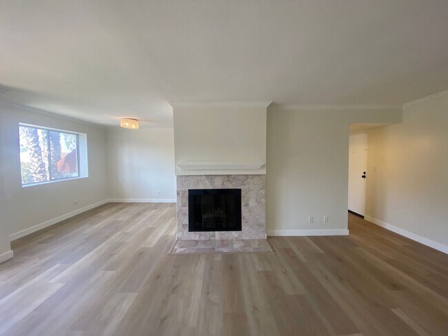 Building Photo - Charming 2-Bedroom Condo in Prime Valley V...