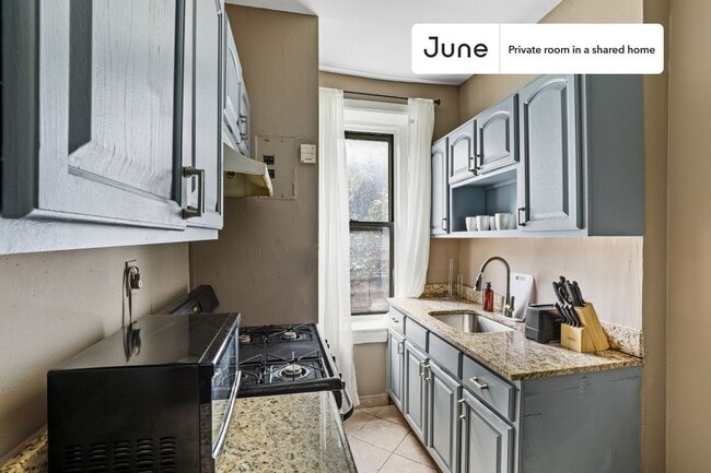 Building Photo - Room in Shared 4 bed/1 bath home