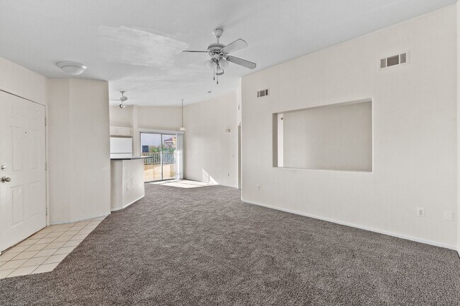 Foto del edificio - 2nd Floor Condo in a Gated Northeast Commu...