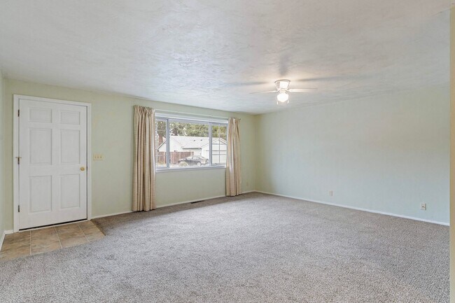 Foto del edificio - Large 2 bedroom 2 bathroom duplex with garage! $500 OFF YOUR FIRST MONTH’S RENT!