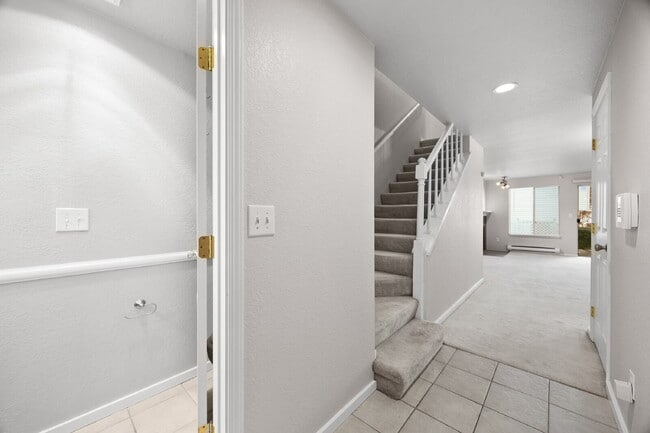 Building Photo - TOWNHOUSE IN KENT! Two story condo/townhouse 2 bedroom 1.5 bathroom TOWNHOUSE in Kent at Colonial...