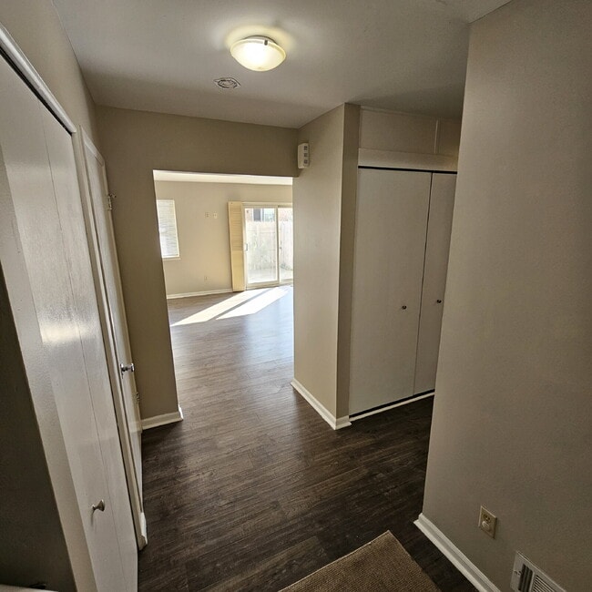 Building Photo - Spacious End Unit 2 Bedroom Condo with 2.5...