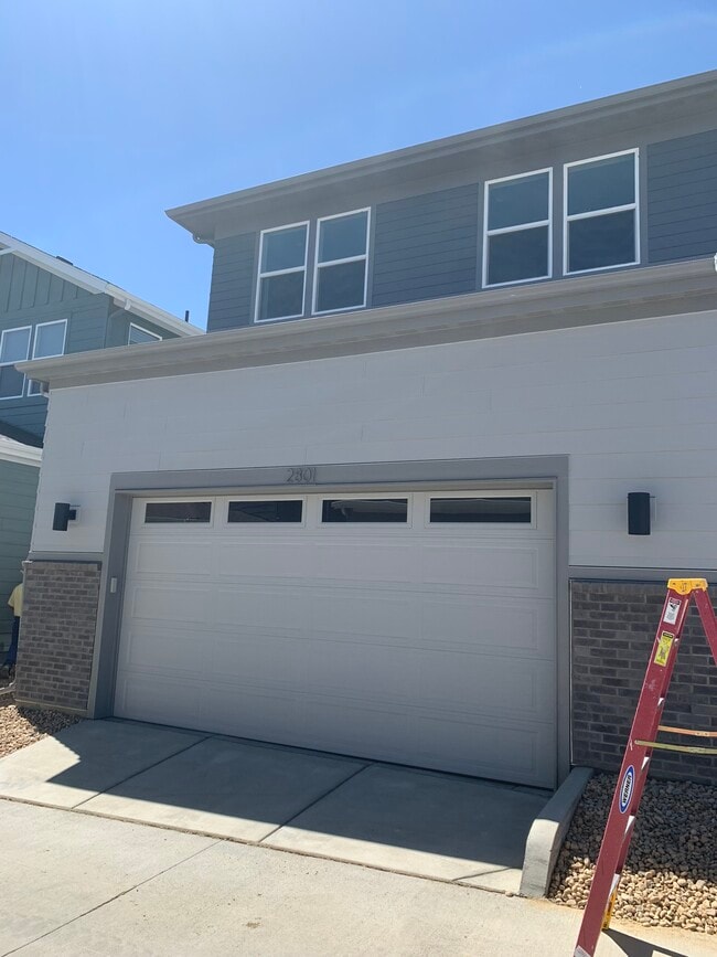 Garaje Ally - 2801 E 102nd Plz