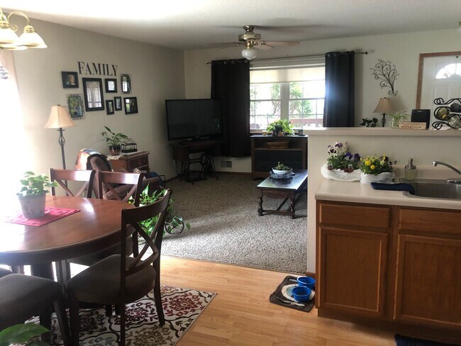 Foto del edificio - Updated Westside Eau Claire Duplex