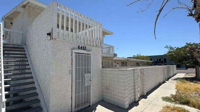 Foto del edificio - 6452 Casada Way