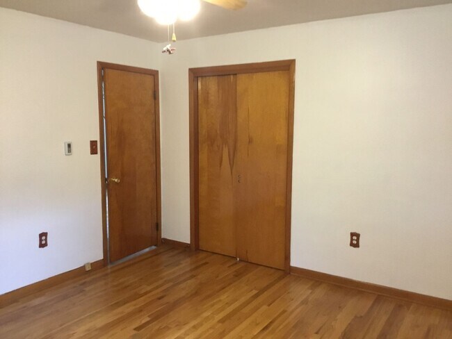Foto del edificio - 565 Rupp Hill Rd