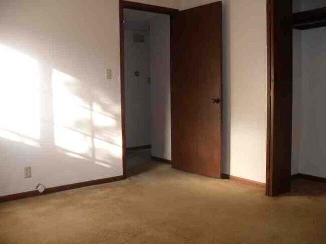 Dormitorio 1: Lo suficientemente grande para una cama tamaño king, 2 mesitas de noche, una cómoda y un armario. - 2125 N. Monroe