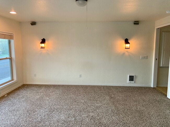 Building Photo - 3.5 Miles   to OIT and Sky Lakes 4 bdrm, 3...