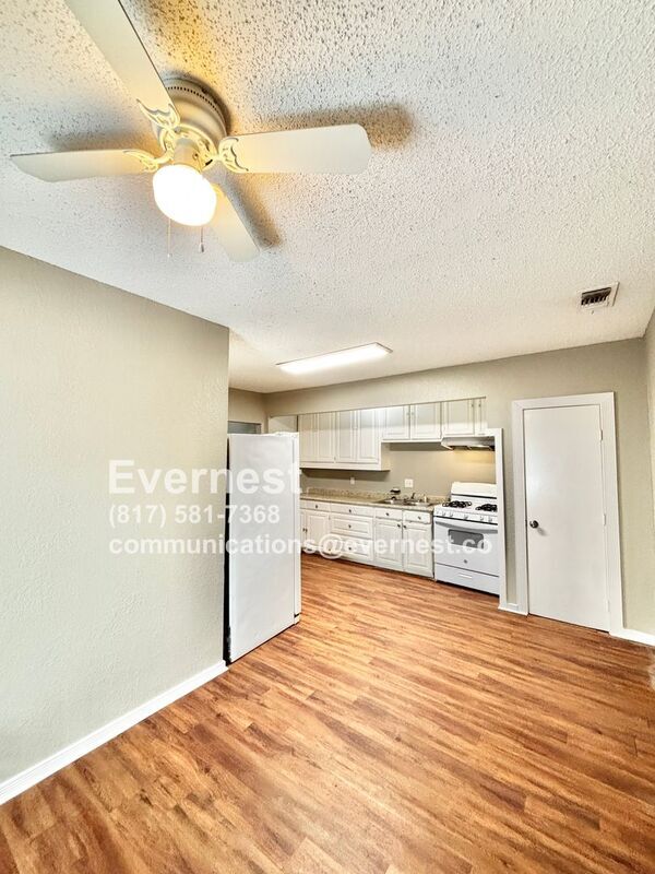 Building Photo - 2923 Azle Ave