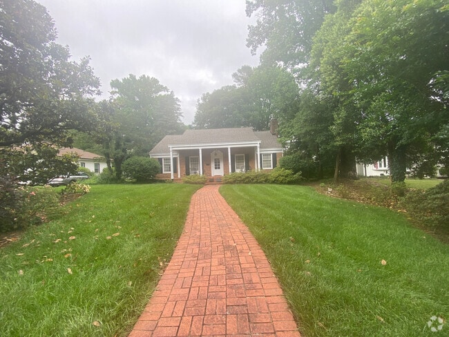 Building Photo - Room in House on Woodvale Dr