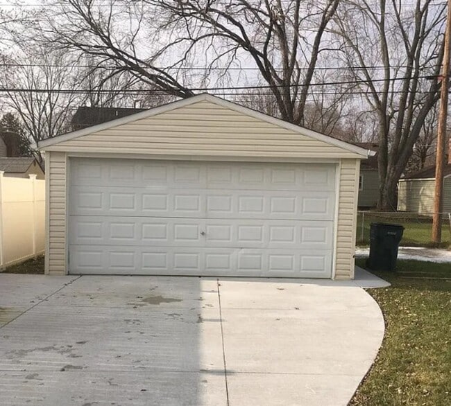 Building Photo - 3 Bedroom Single Family Home