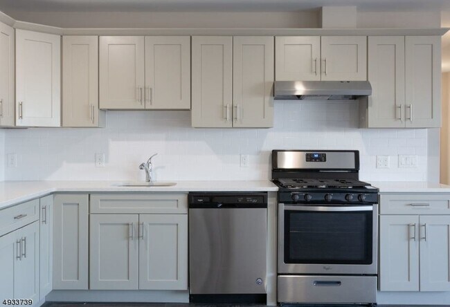 Building Photo - 437 Mulberry St