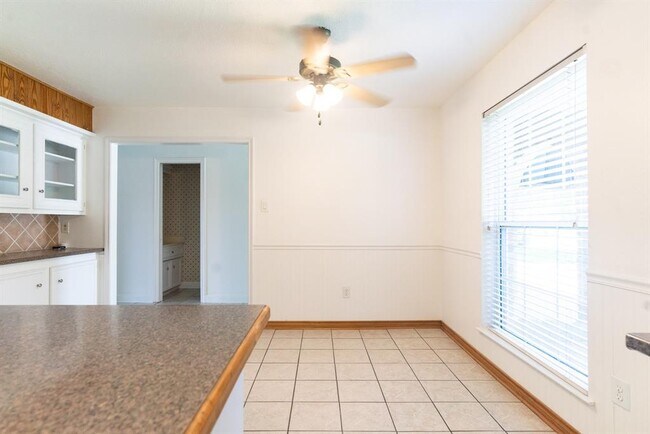 Building Photo - 1706 Hilton Head Dr