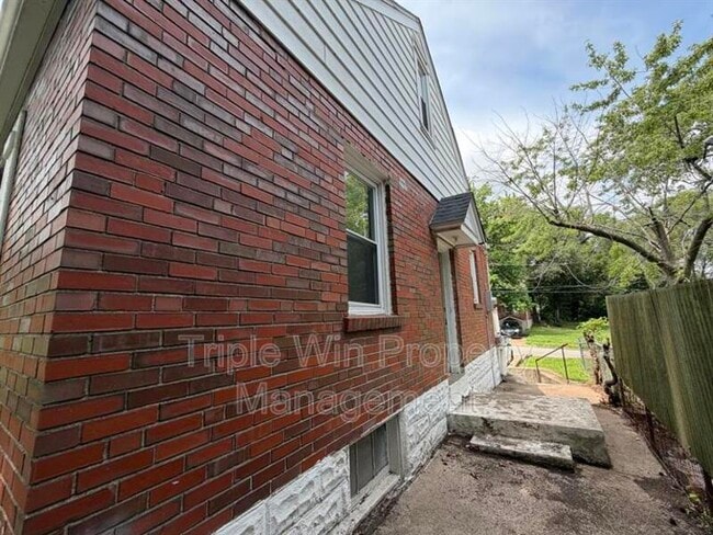 Building Photo - 802 Rolwes Ave